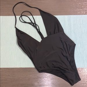 BLACK ONE PIECE STRAPPY SWIMSUIT